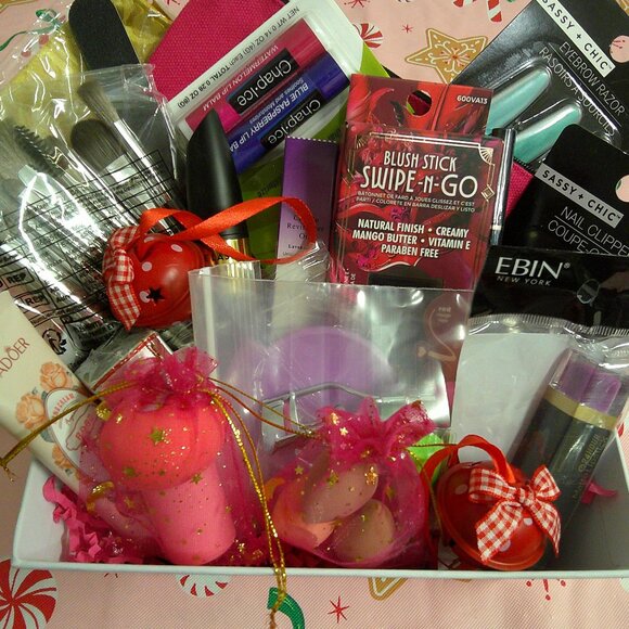 Merry & Matte-18-Piece Holiday Makeup Gift Set, Christmas Gifts for Her - Picture 2 of 6